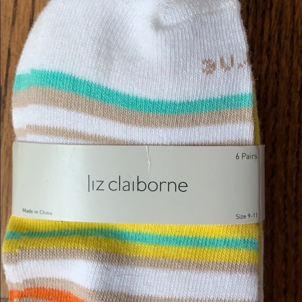 Liz Claiborne 6 pairs of Low Socks - Picture 2 of 5